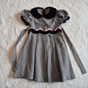 Unbranded tag removed size measures 5-6, black and white houndstooth Vintage